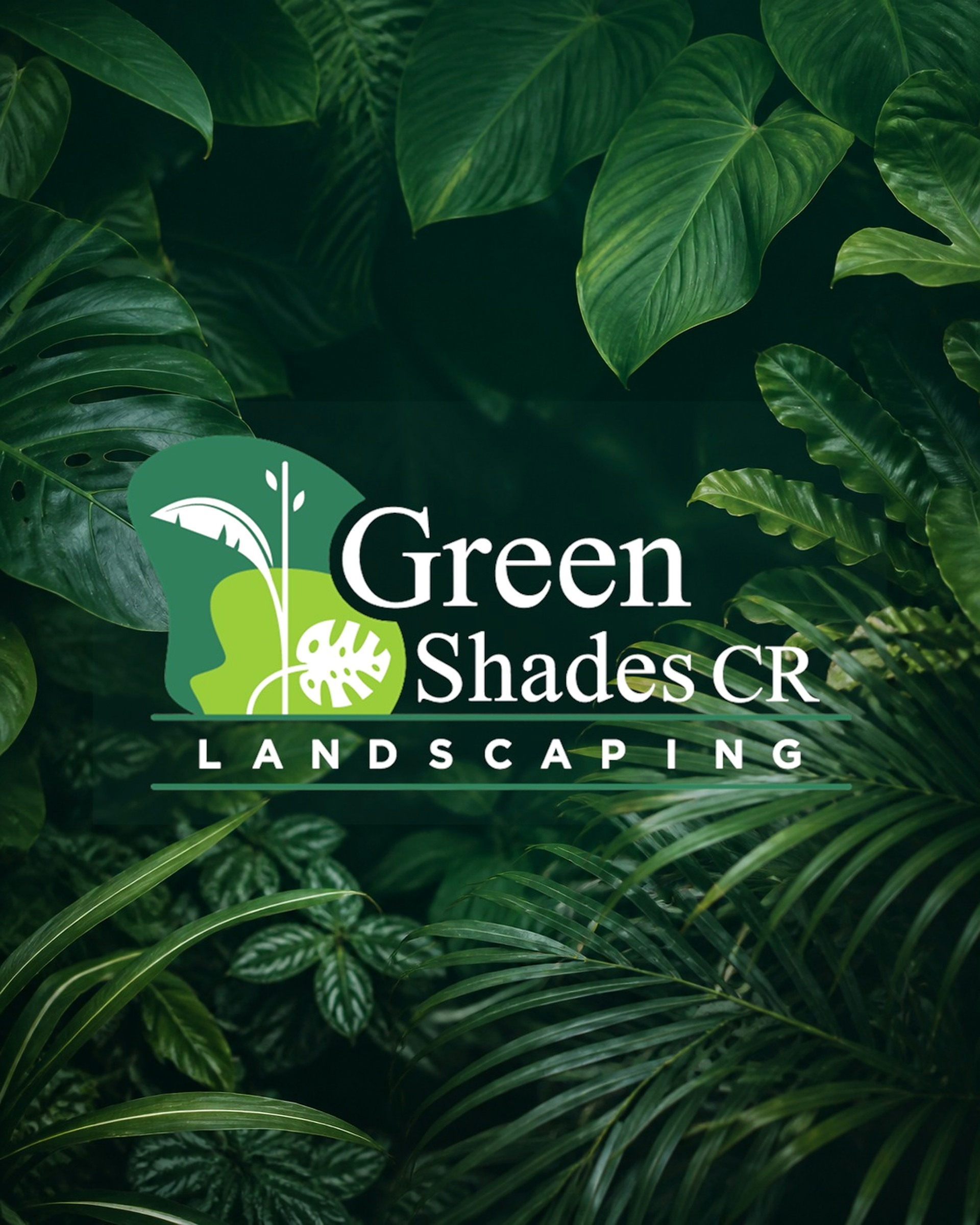 Logo de Green Shades sobre composición de follaje tropical