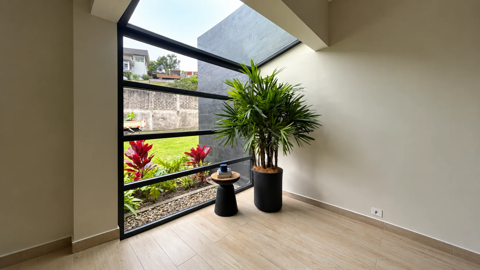 Planta en maceta junto a un ventanal interior