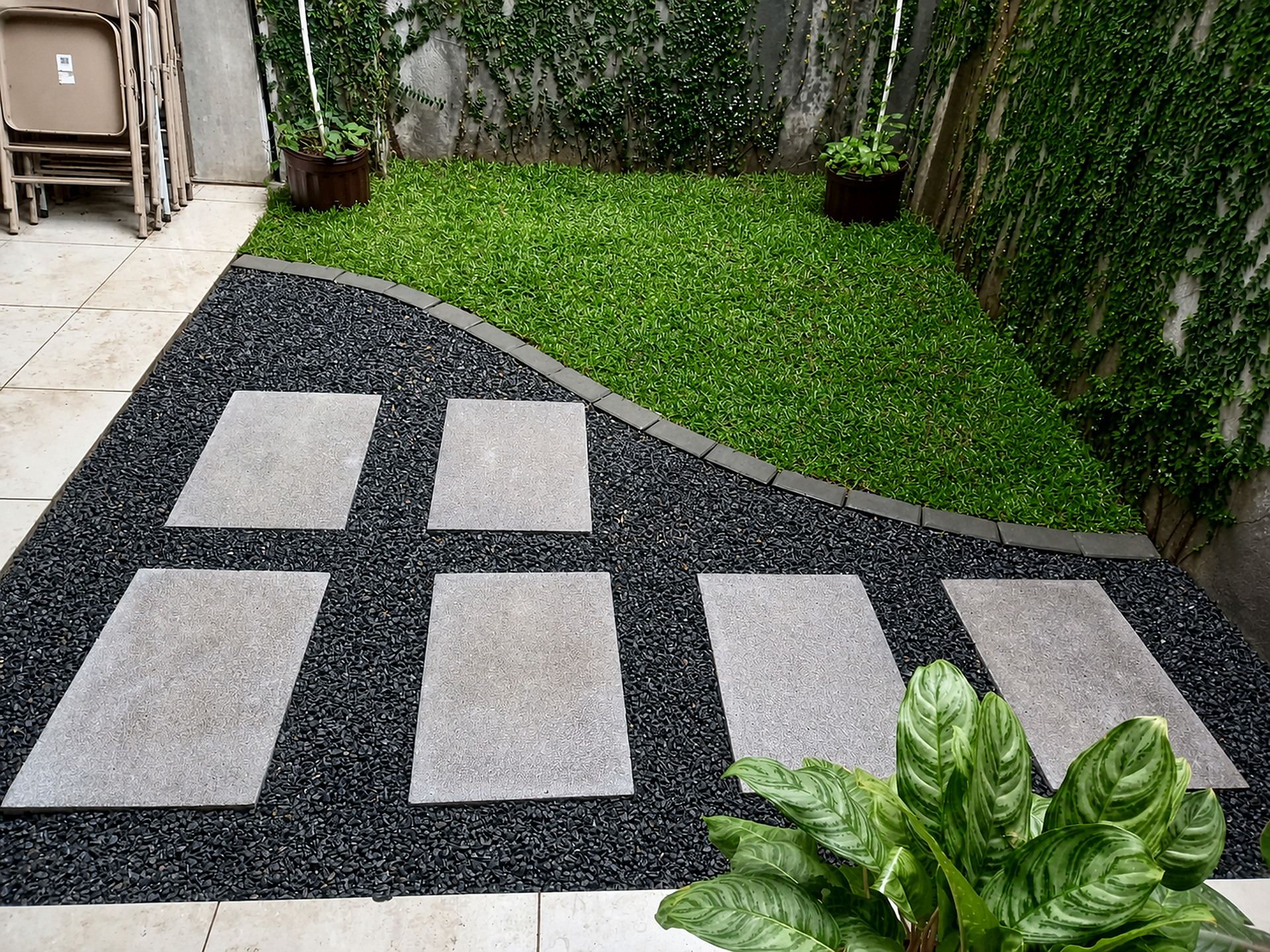 Proyecto real con zacate, adoquines y huellas de Green Shades — fotografía 3